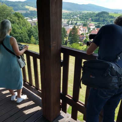 Yvonne blickt auf Mieroszów (deutsch: Friedland)