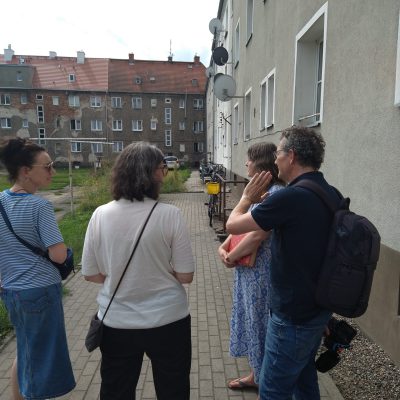 Mit Sarah vor dem Haus, aus dem der Opa 1945 flüchtete.