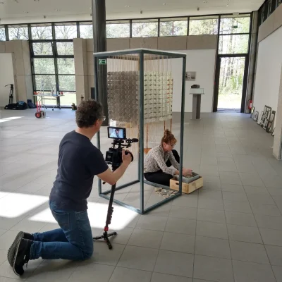Künstlerin Sabina Kaluza beim Ausstellungsaufbau in Bergen Belsen