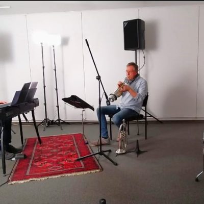 Musiker Walter Kuhlgatz bei der Einspielung seines Songs für den Großvater